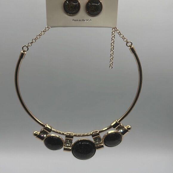 Gold Collar Necklace with matching earrings set - Picture 2 of 7